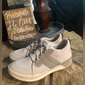 Size 10 women’s Sorel Tennis Shoes. Excellent condition